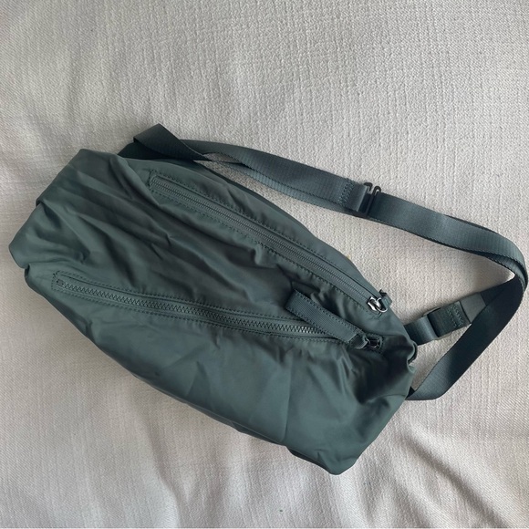 ❌SOLD❌ NWOT Lululemon Fast Track Bag (3L) | Dark Forest - Picture 5 of 8